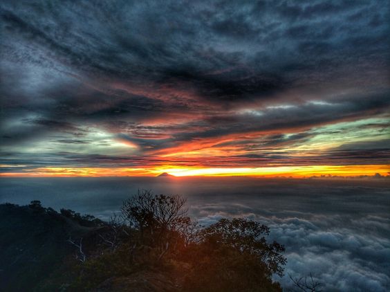 Gunung Ciremai, Gunung Tertinggi di Jawa Barat Yang Memikat Hati ...