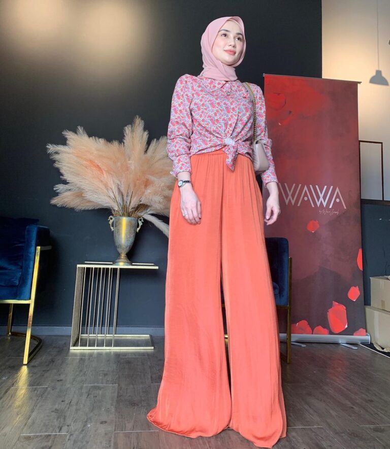 Inspirasi OOTD ala Wawa Zainal, Artis Malaysia yang Stylish - Scarf Media